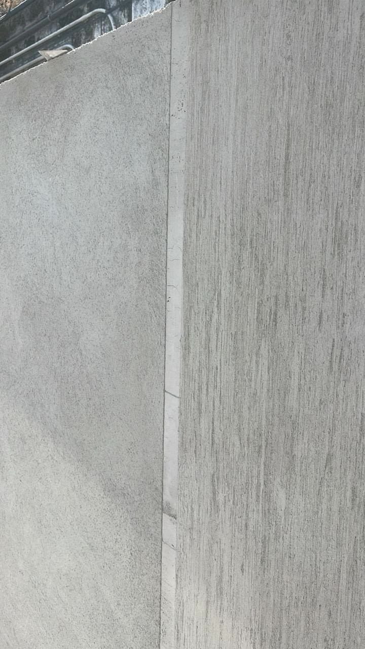 Detalle de un muro de bloques con acabado.
