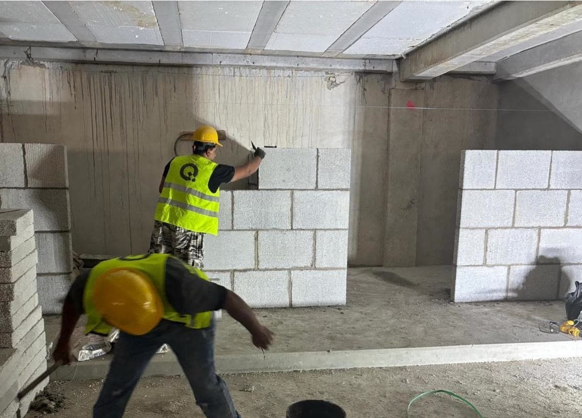 Trabajadores levantando un muro divisorio con bloques de concreto celular BLOCKO en obra.