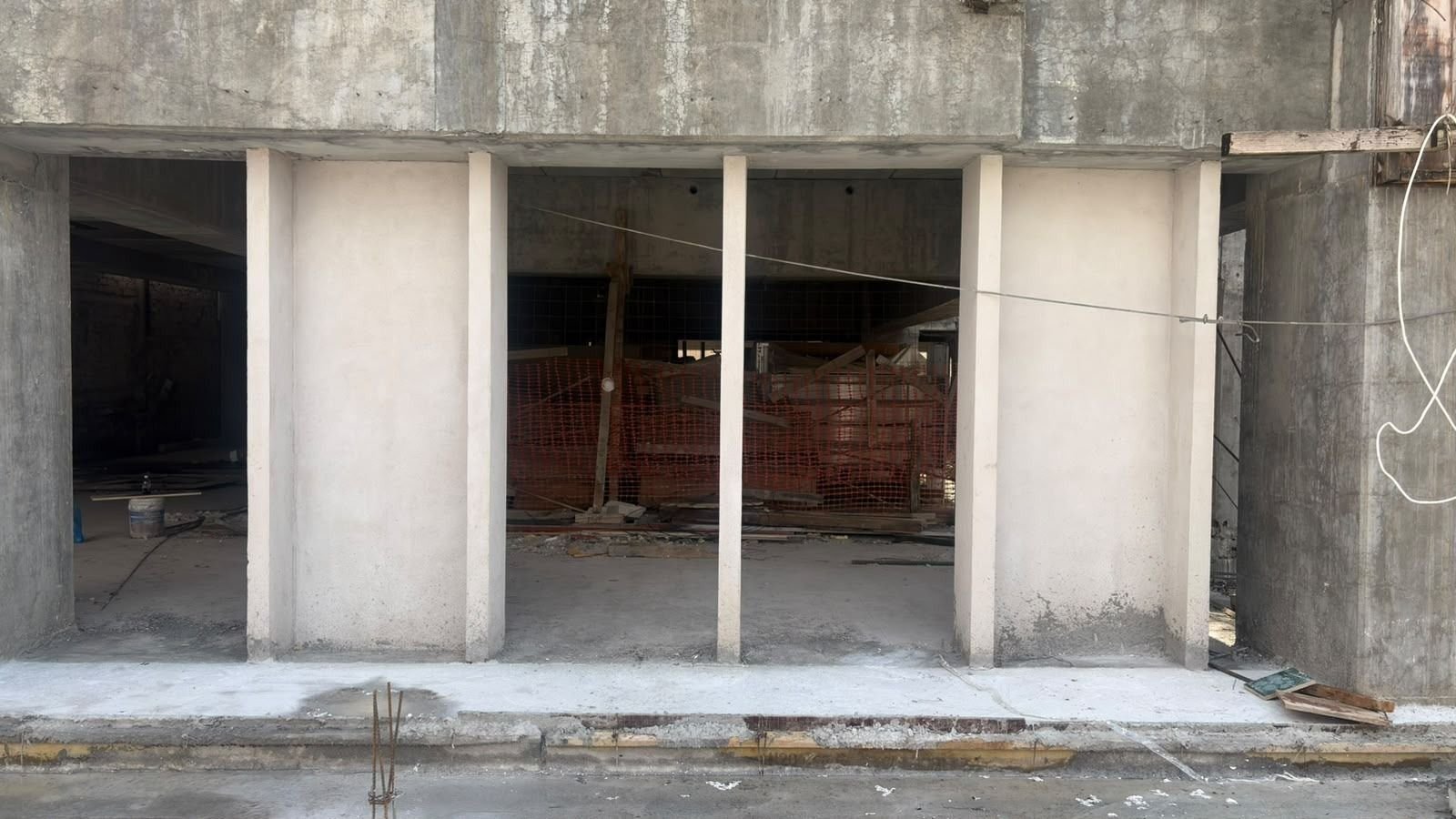 Fachada de muros de paneles de concreto aligerado BLOCKO ya colocados entre marcos de concreto en obra.