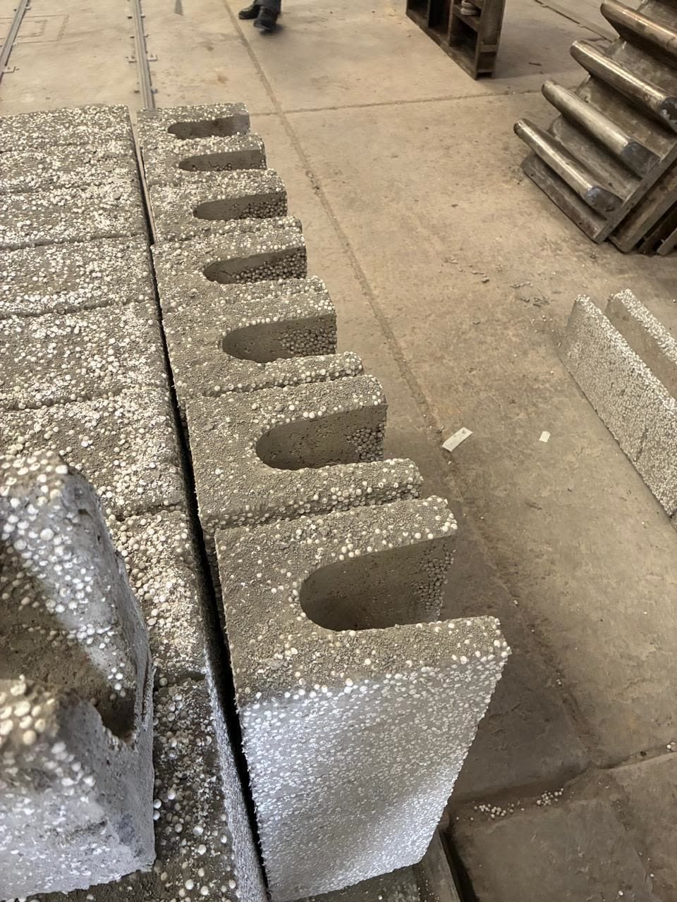 Piezas de concreto celular alineadas en planta.
