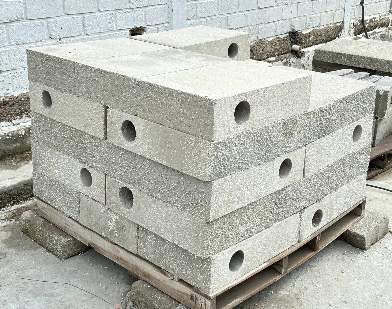 Tarimas de bloques BLOCKO en patio de planta.